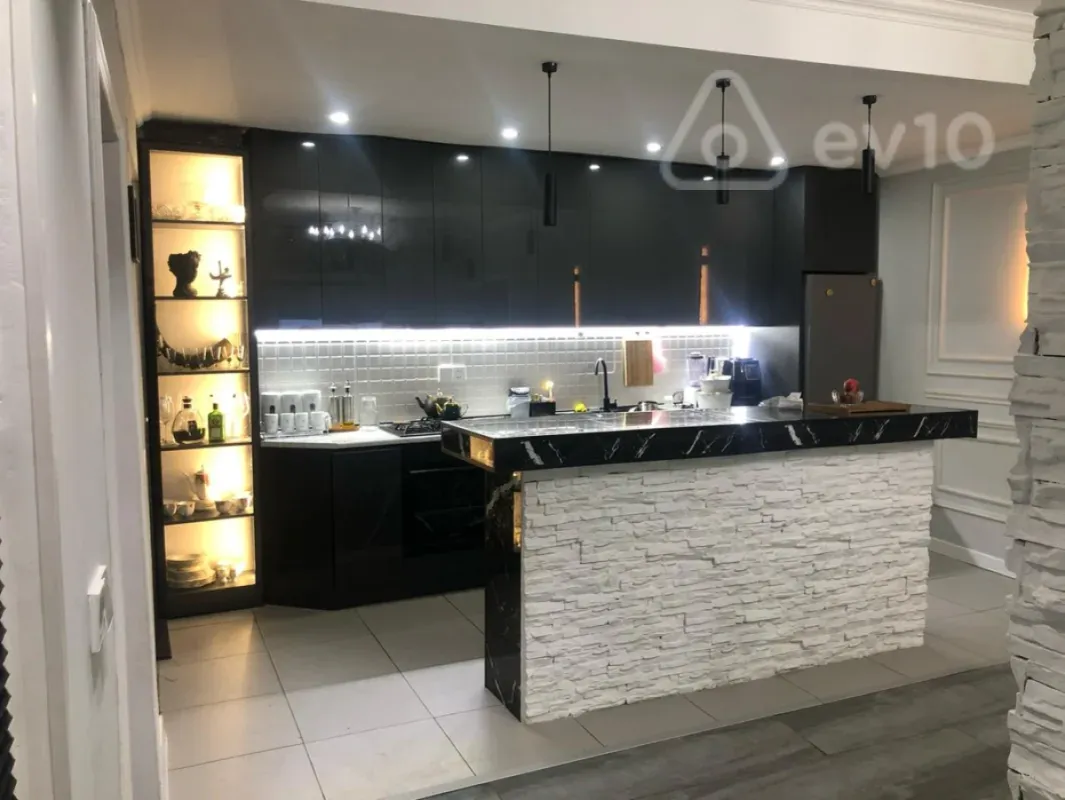 Satılır 6 otaqlı həyət evi 270 m²