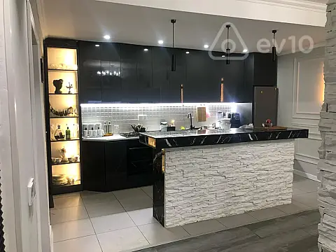 Satılır 6 otaqlı həyət evi 270 m²