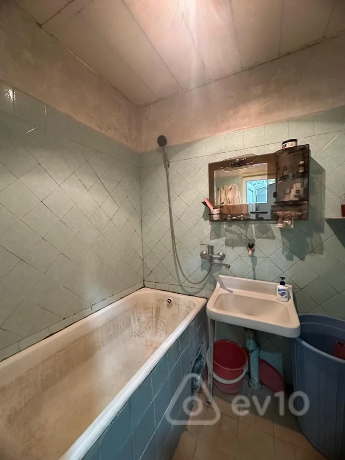 Satılır 3 otaqlı köhnə tikili 80 m²