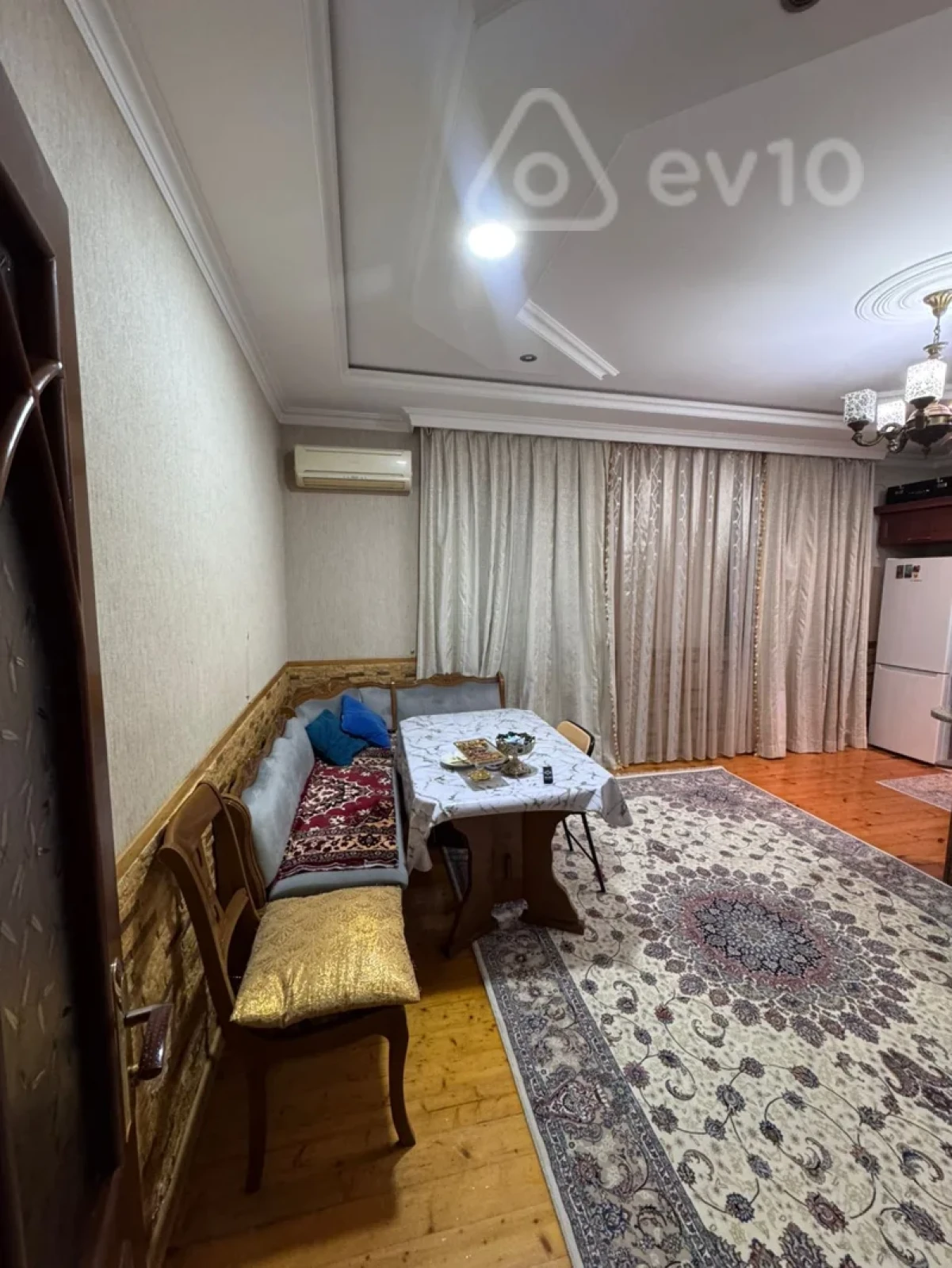 Satılır 5 otaqlı həyət evi 240 m²