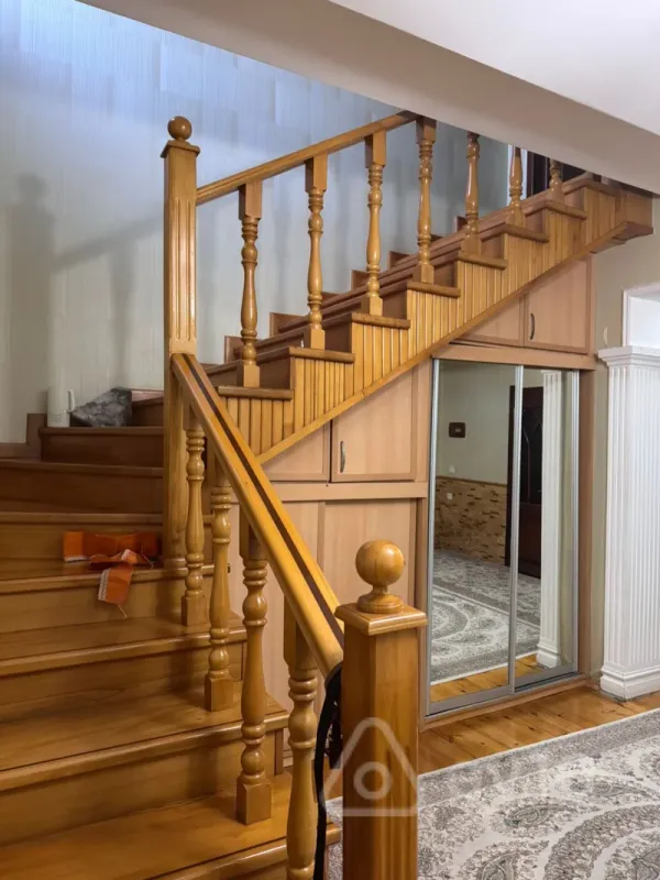 Satılır 5 otaqlı həyət evi 240 m²