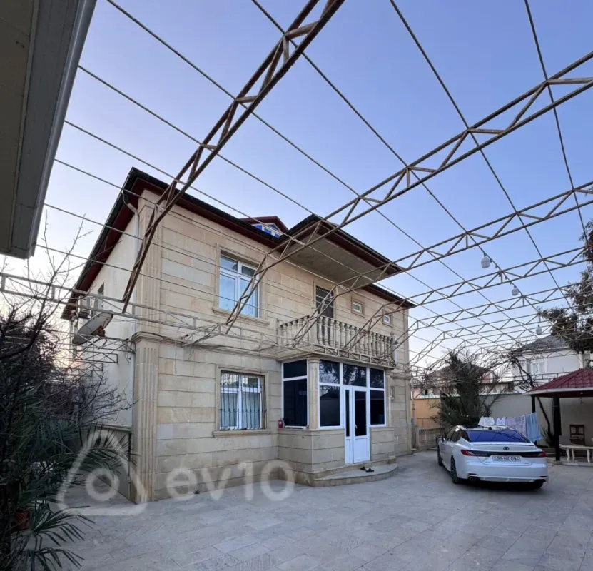 Satılır 5 otaqlı həyət evi 240 m²