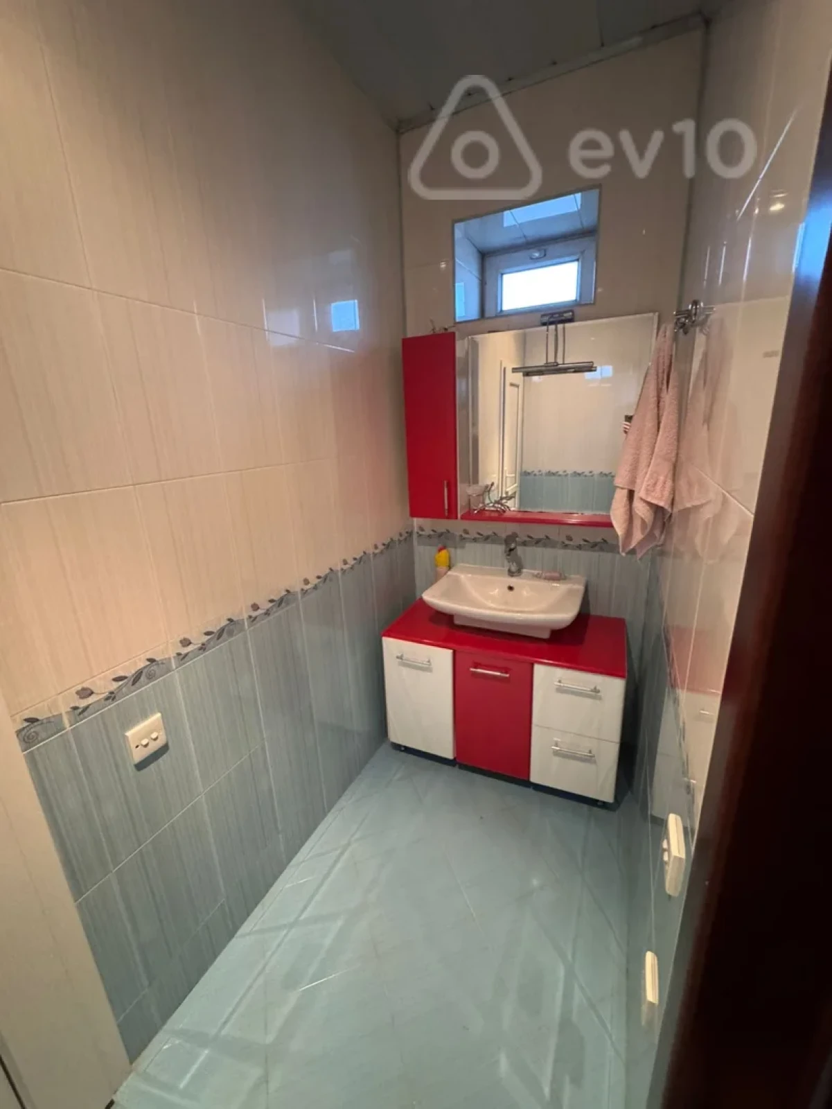 Satılır 5 otaqlı həyət evi 240 m²