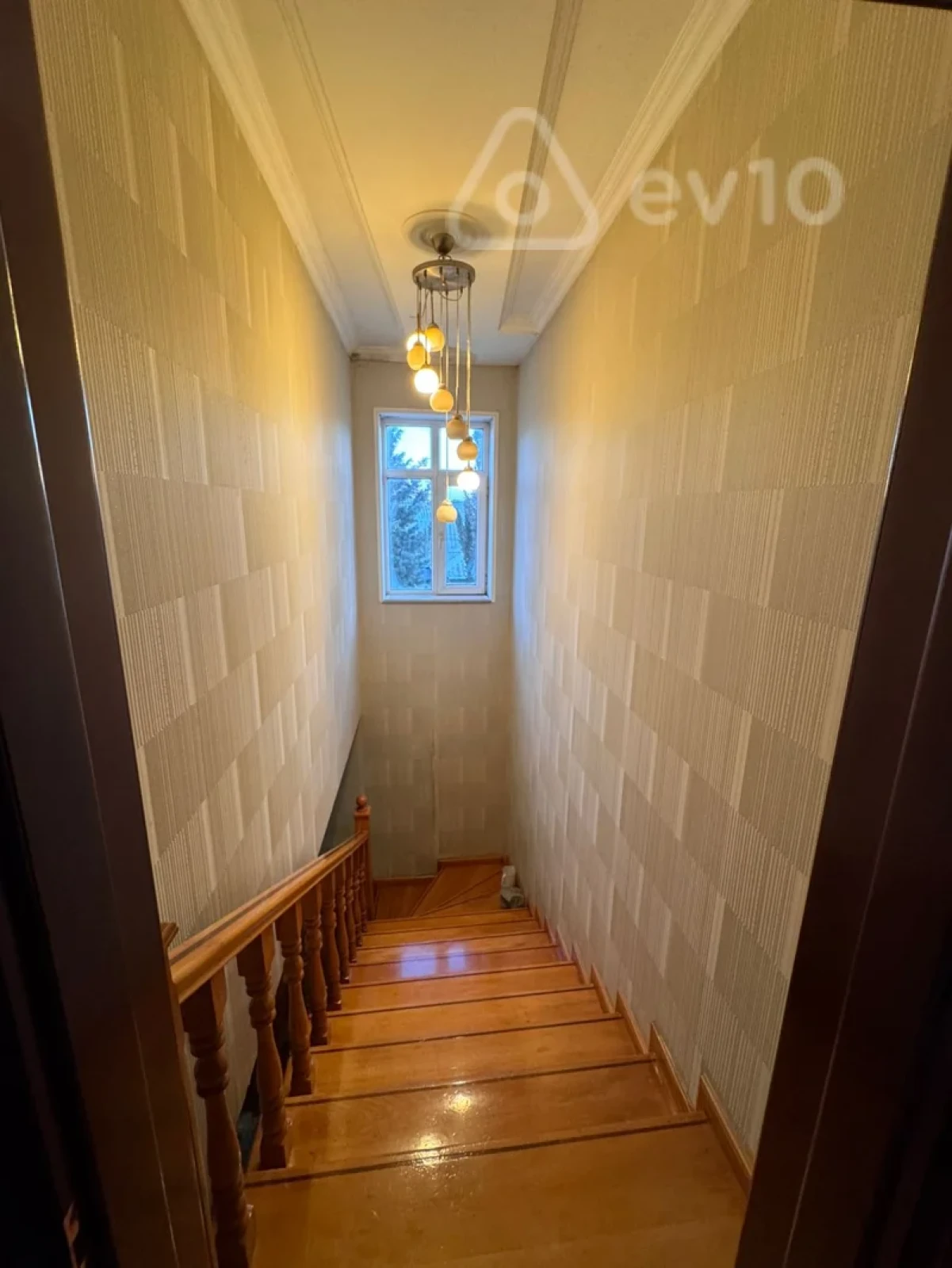 Satılır 5 otaqlı həyət evi 240 m²