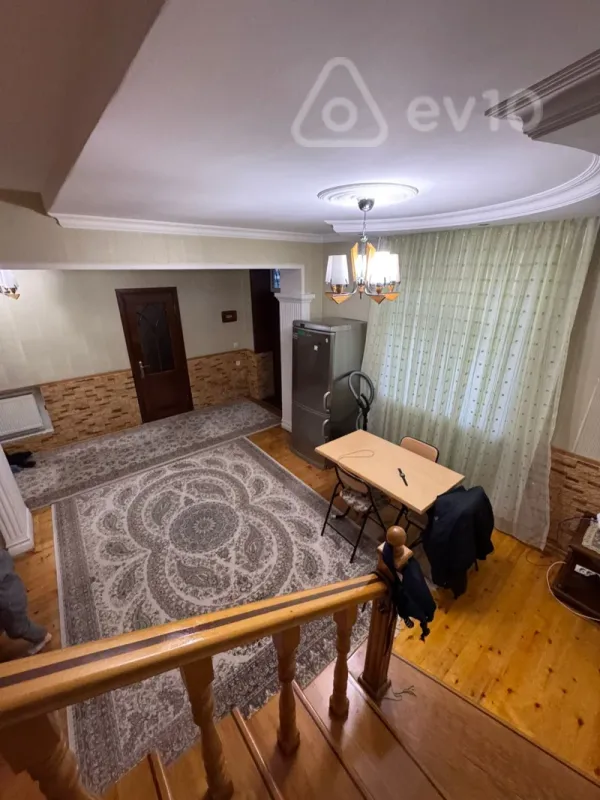 Satılır 5 otaqlı həyət evi 240 m²
