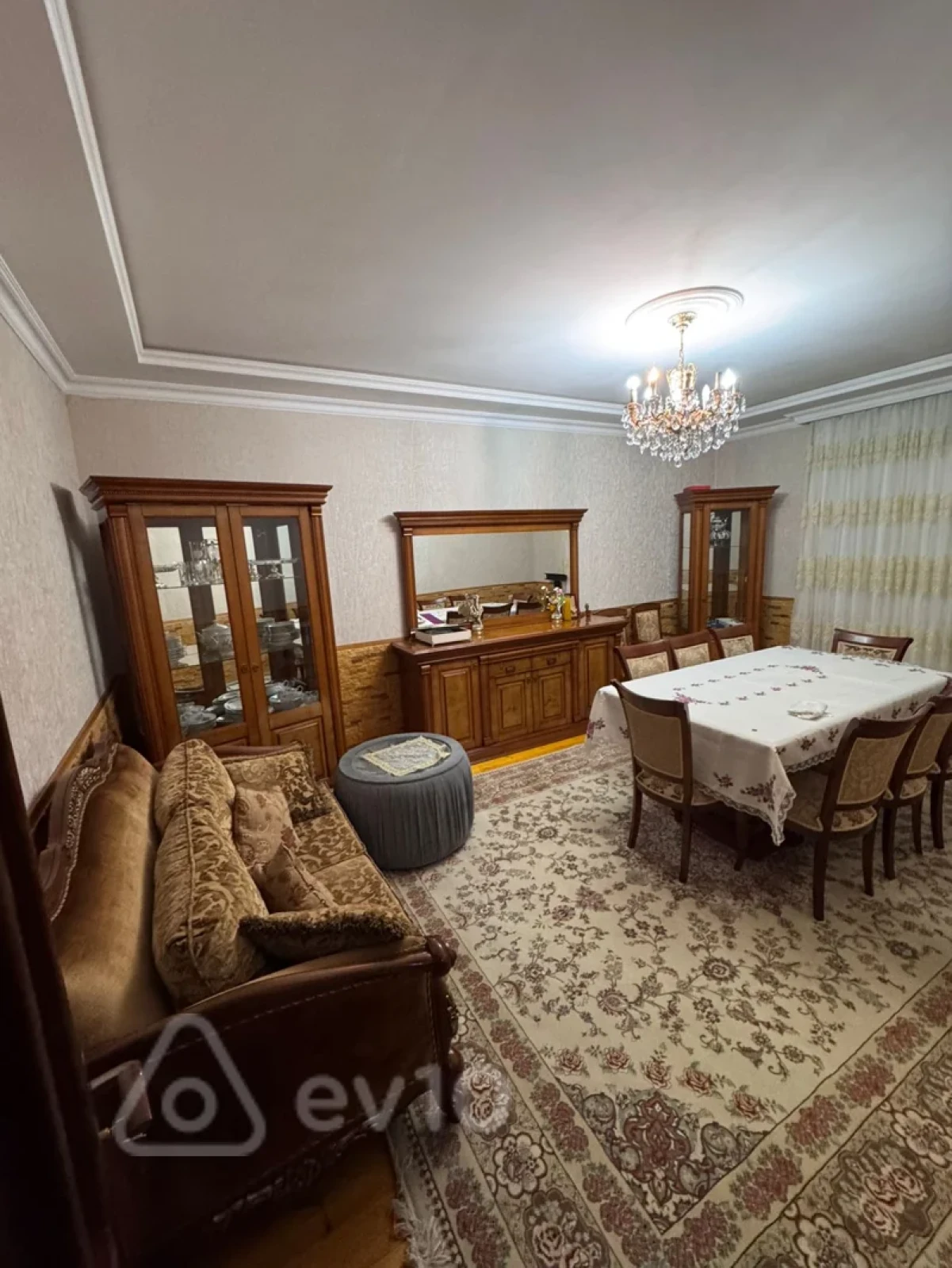 Satılır 5 otaqlı həyət evi 240 m²