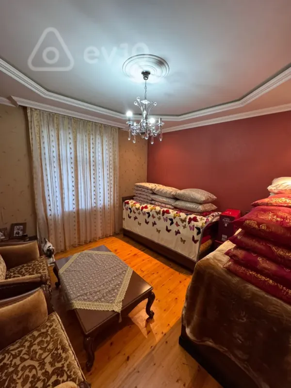 Satılır 5 otaqlı həyət evi 240 m²