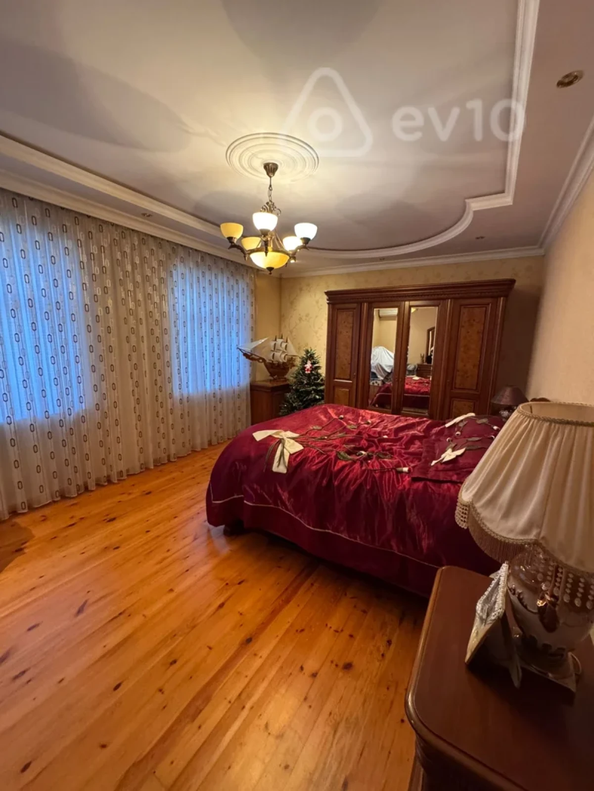 Satılır 5 otaqlı həyət evi 240 m²