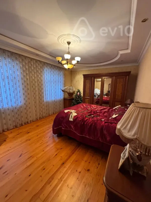 Satılır 5 otaqlı həyət evi 240 m²