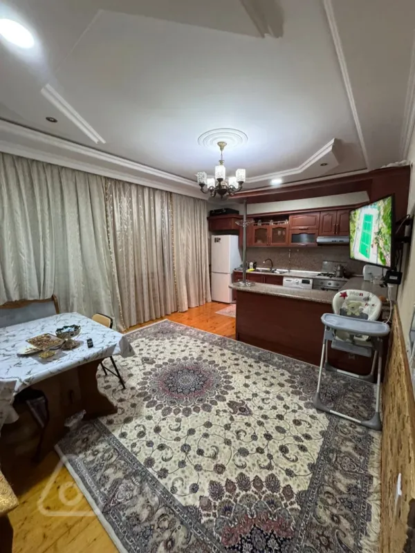 Satılır 5 otaqlı həyət evi 240 m²