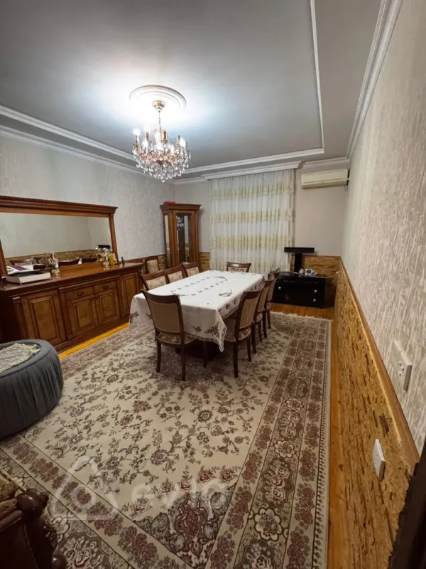 Satılır 5 otaqlı həyət evi 240 m²