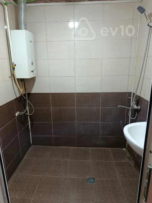 Kirayə verilir 2 otaqlı köhnə tikili 55 m²