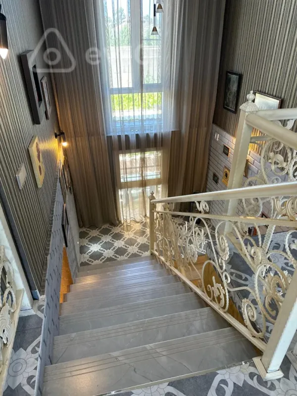 Kirayə verilir 6 otaqlı həyət evi 400 m²