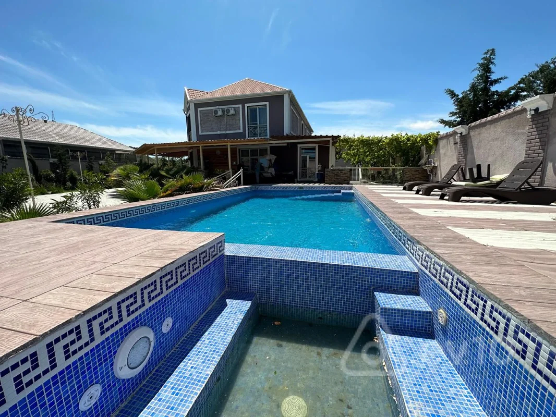 Kirayə verilir 6 otaqlı həyət evi 400 m²