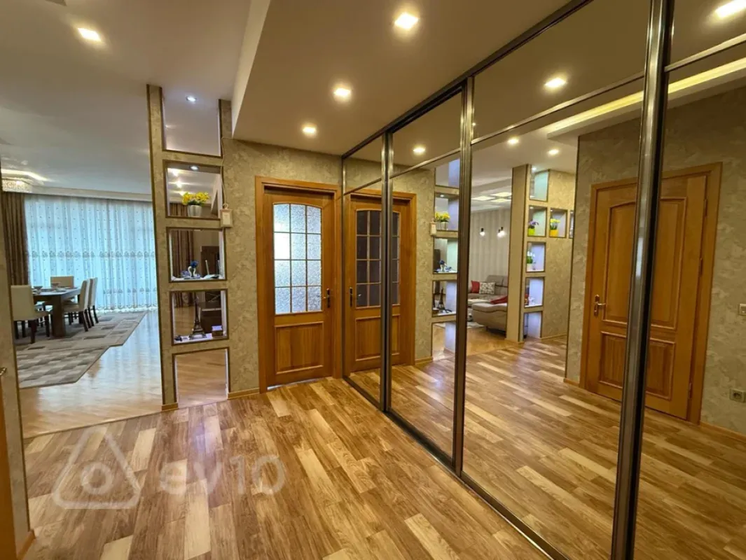 Kirayə verilir 4 otaqlı yeni tikili 145 m²