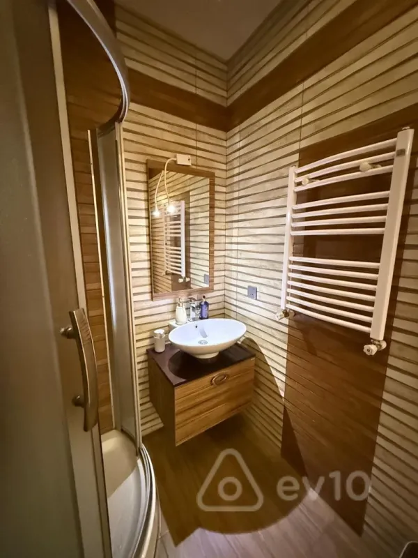 Kirayə verilir 4 otaqlı yeni tikili 145 m²