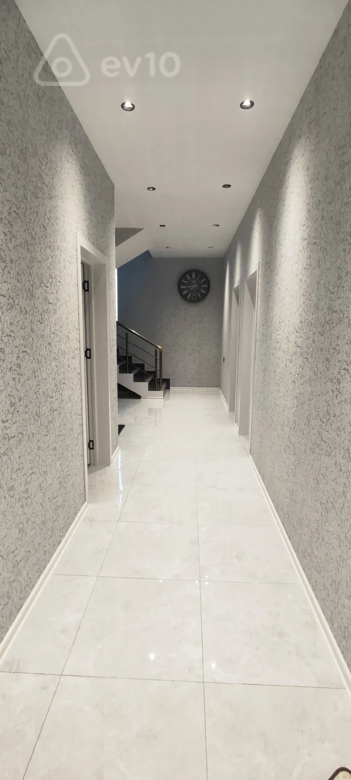 Satılır 5 otaqlı həyət evi 250 m²