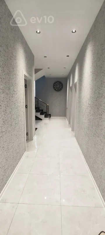 Satılır 5 otaqlı həyət evi 250 m²