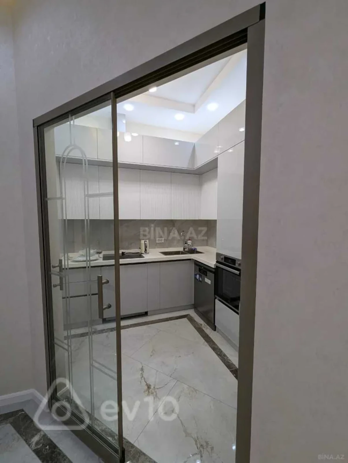 Kirayə verilir 2 otaqlı yeni tikili 75 m²
