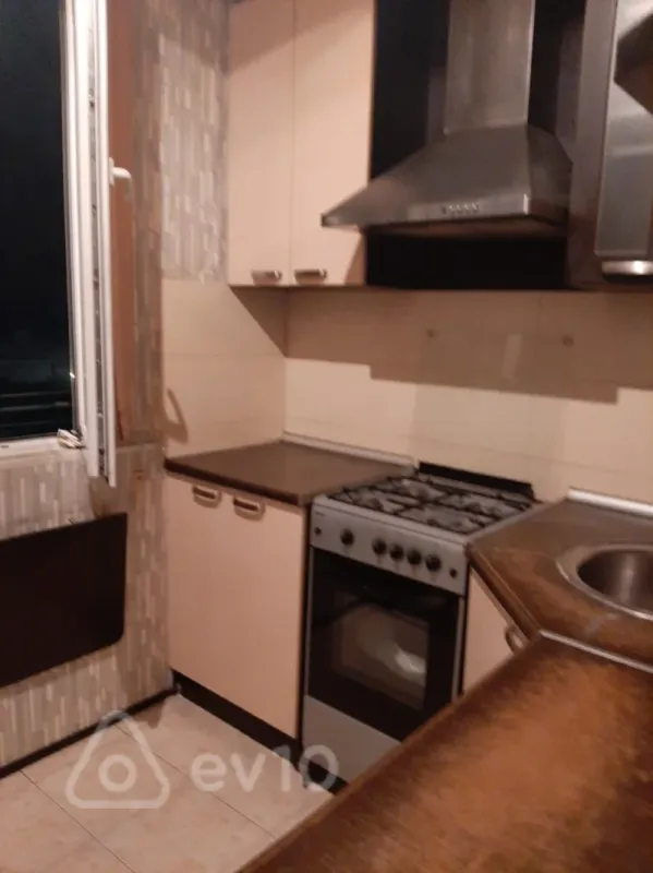 Kirayə verilir 2 otaqlı köhnə tikili 55 m²