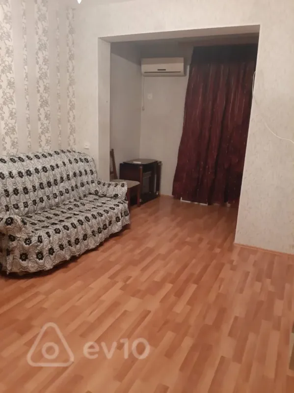 Kirayə verilir 2 otaqlı köhnə tikili 55 m²