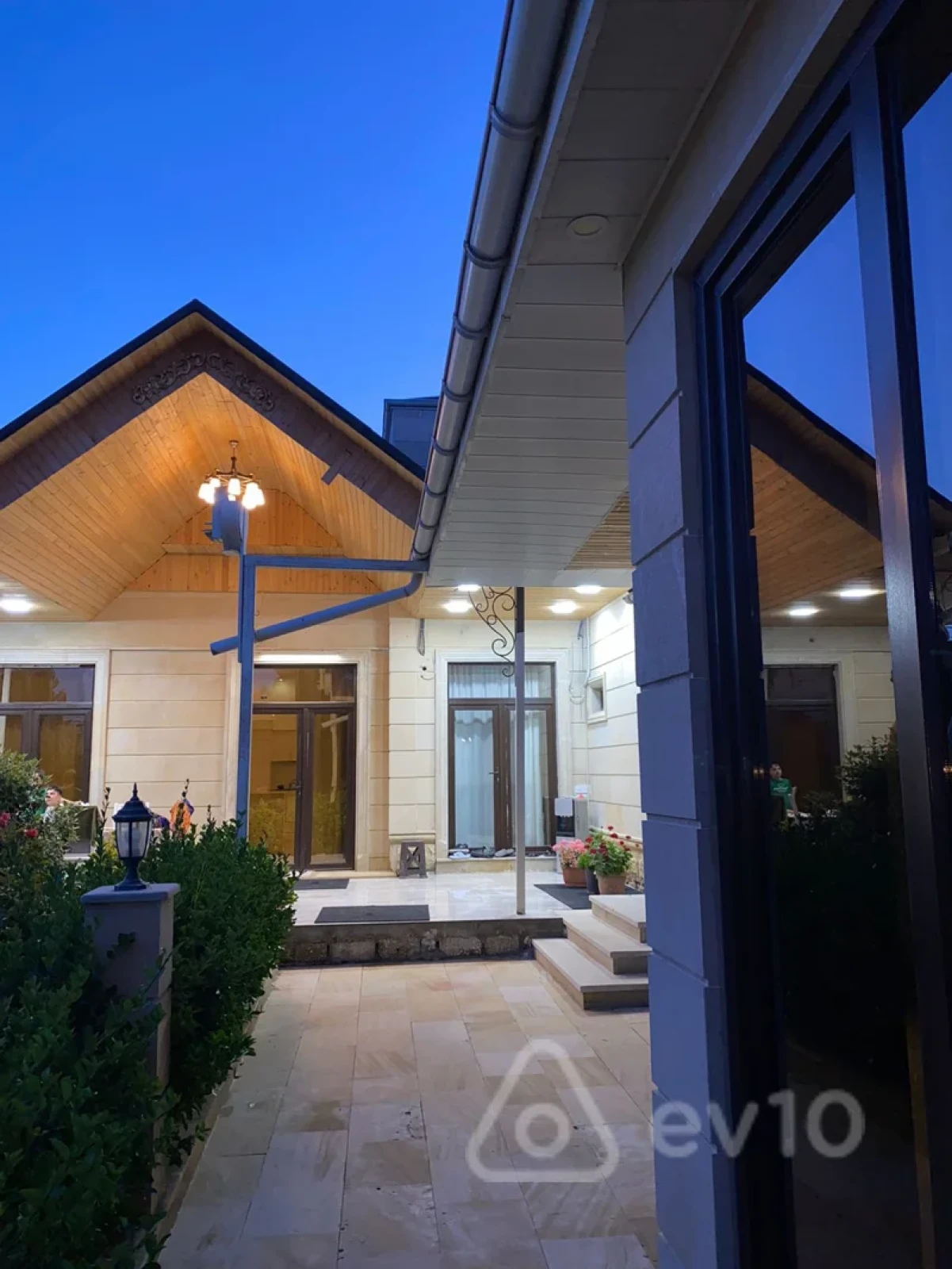 Kirayə verilir 6 otaqlı həyət evi 450 m²