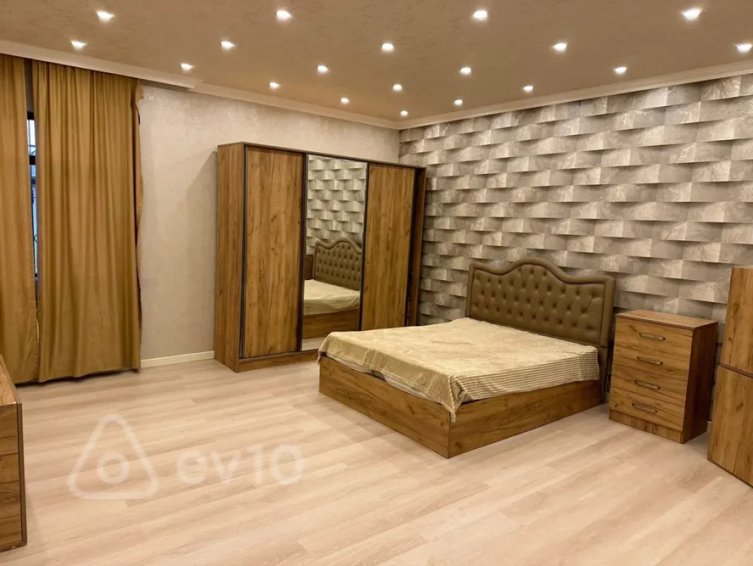 Kirayə verilir 6 otaqlı həyət evi 450 m²