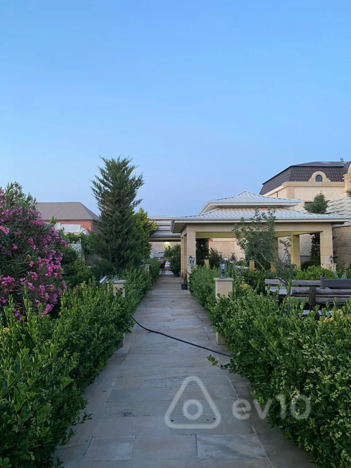 Kirayə verilir 6 otaqlı həyət evi 450 m²