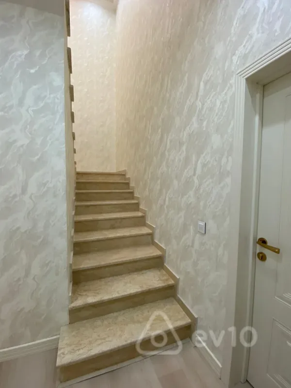 Kirayə verilir 6 otaqlı həyət evi 450 m²