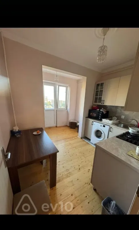 Satılır 2 otaqlı köhnə tikili 65 m²