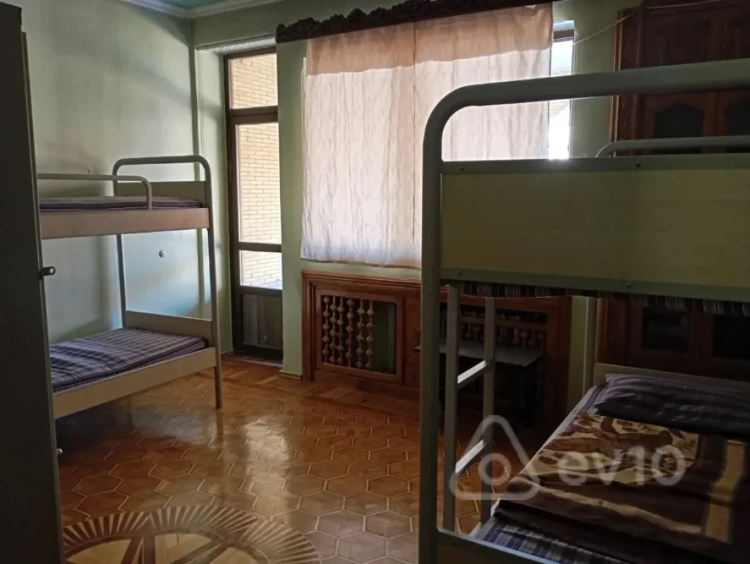 Kirayə verilir 7 otaqlı həyət evi 1000 m²