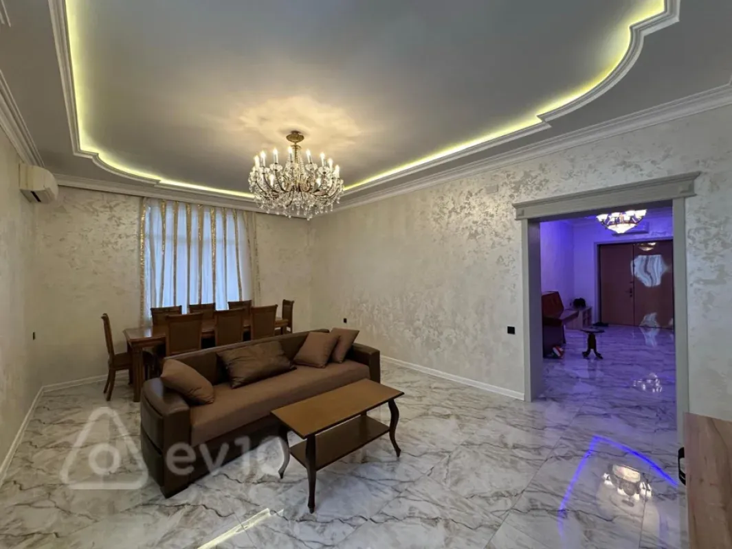 Kirayə verilir 6 otaqlı həyət evi 350 m²