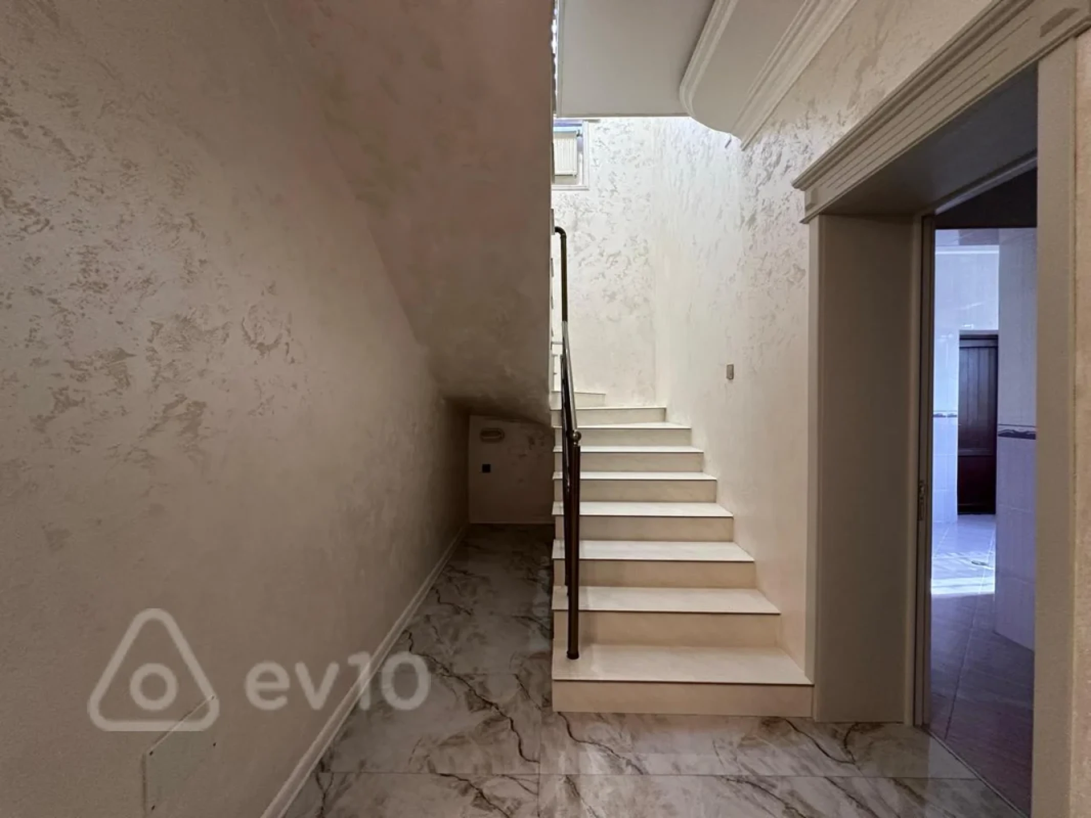 Kirayə verilir 6 otaqlı həyət evi 350 m²