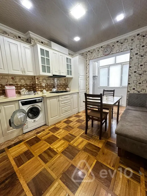 Kirayə verilir 2 otaqlı köhnə tikili 65 m²