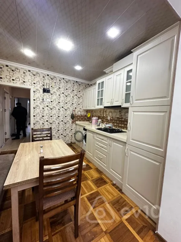Kirayə verilir 2 otaqlı köhnə tikili 65 m²