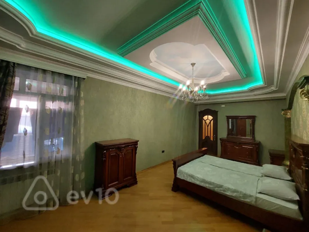 Kirayə verilir 4 otaqlı yeni tikili 220 m²