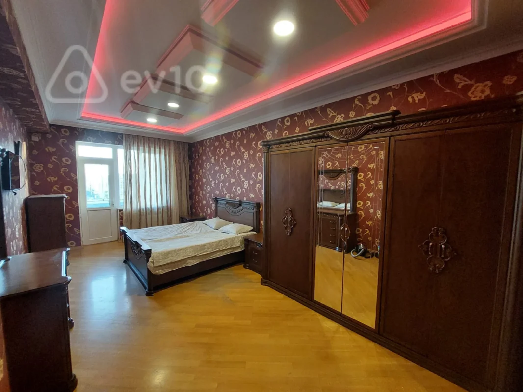 Kirayə verilir 4 otaqlı yeni tikili 220 m²