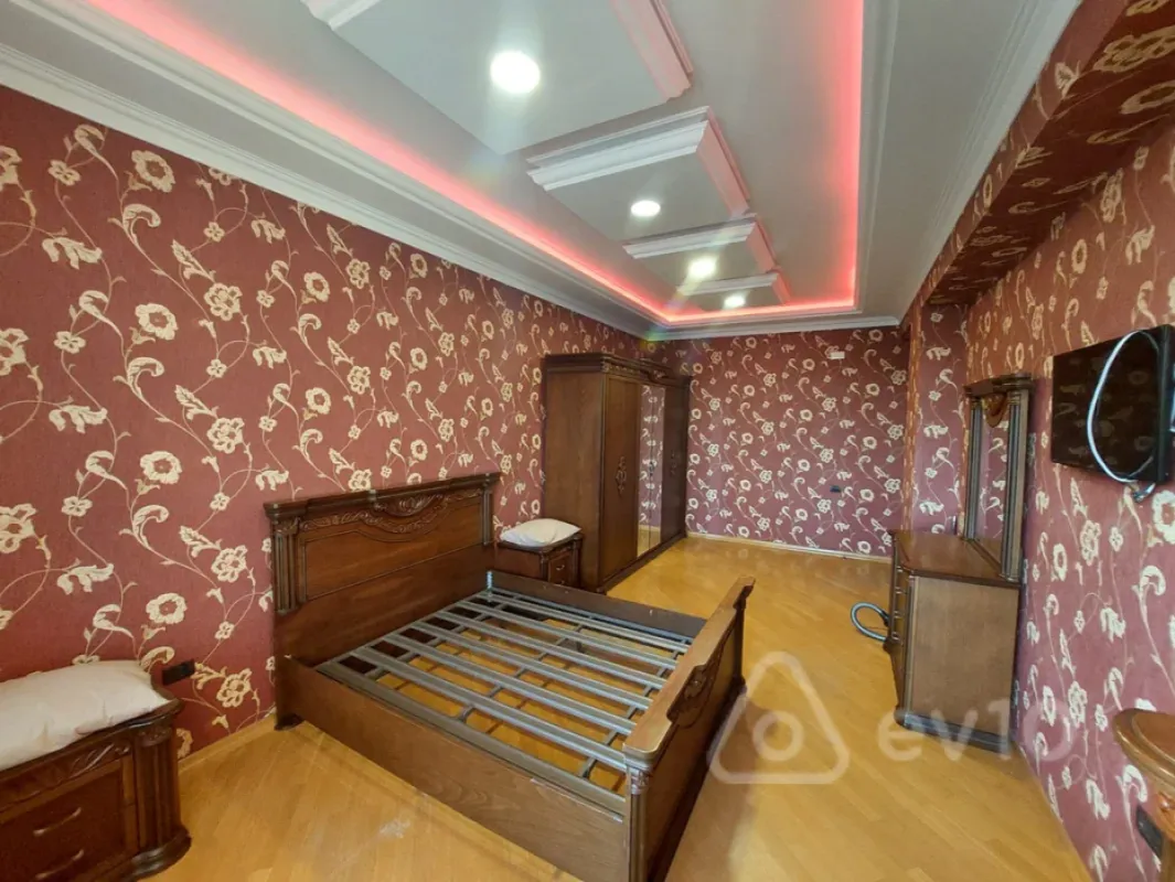 Kirayə verilir 4 otaqlı yeni tikili 220 m²