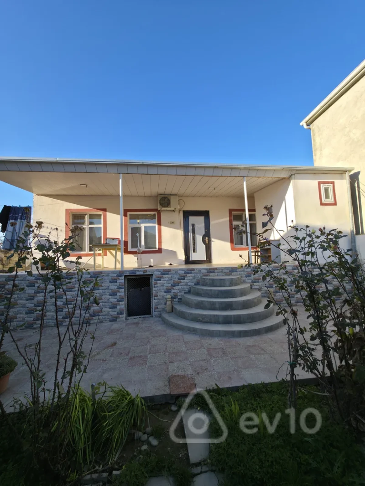 Satılır 3 otaqlı həyət evi 300 m²