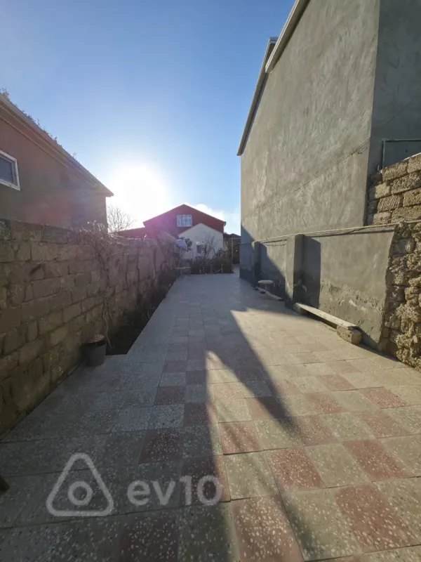 Satılır 3 otaqlı həyət evi 300 m²