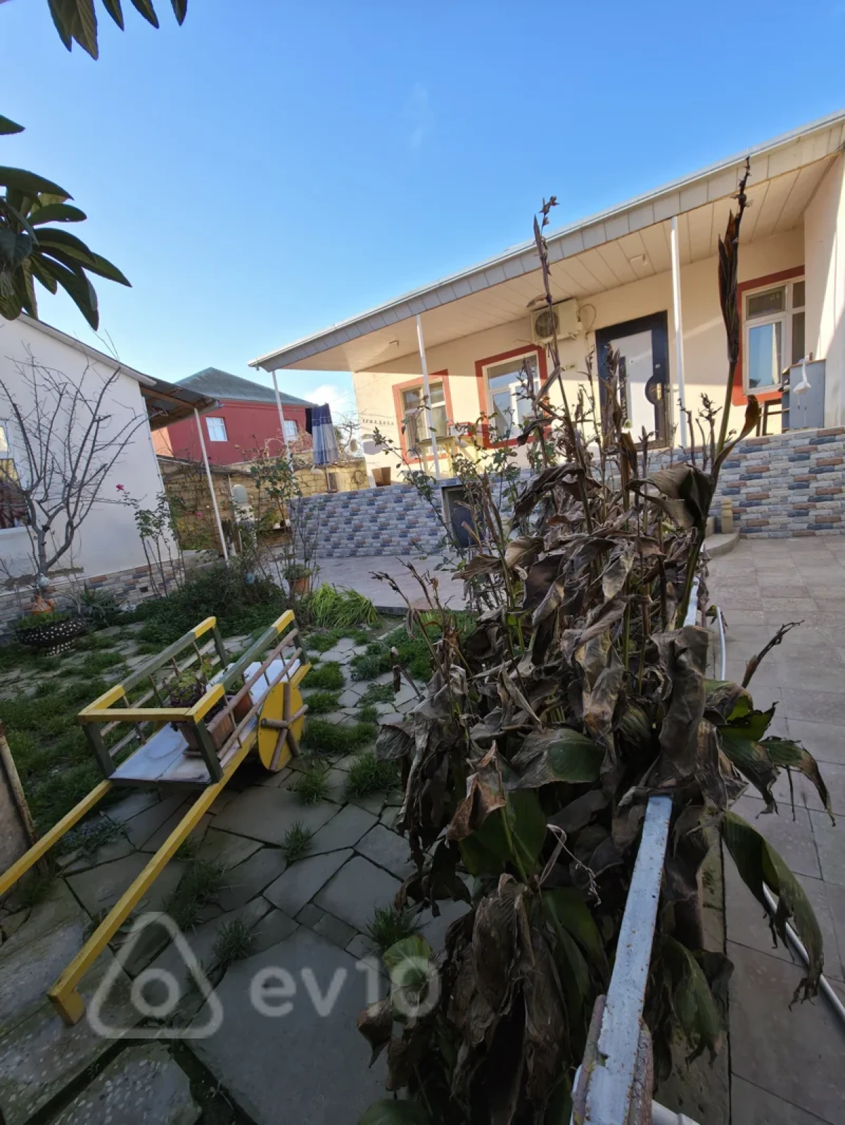 Satılır 3 otaqlı həyət evi 300 m²