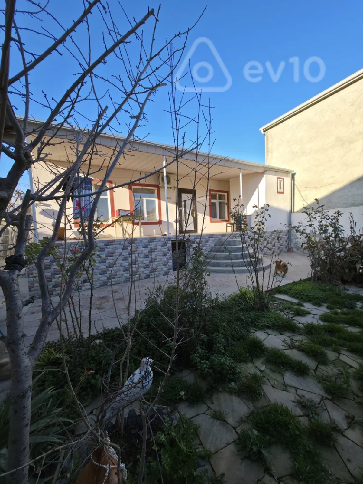 Satılır 3 otaqlı həyət evi 300 m²