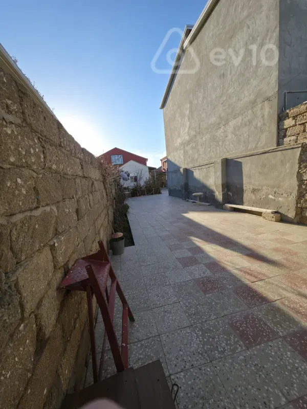 Satılır 3 otaqlı həyət evi 300 m²