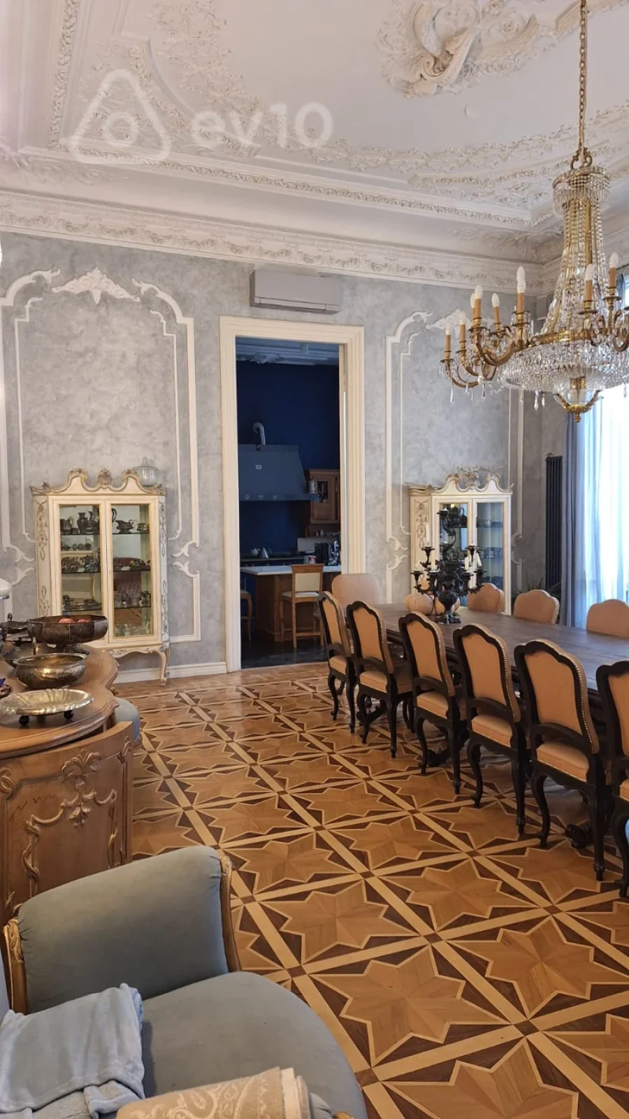 Satılır 6 otaqlı köhnə tikili 380 m²