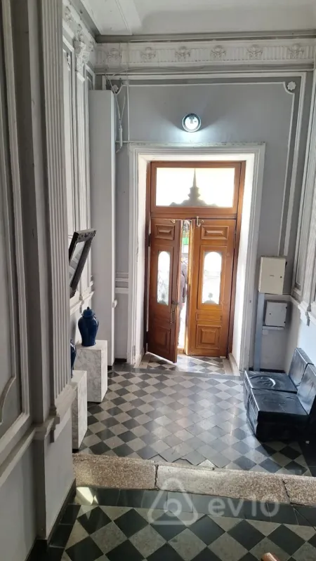 Satılır 6 otaqlı köhnə tikili 380 m²