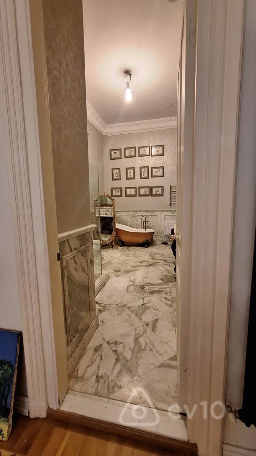 Satılır 6 otaqlı köhnə tikili 380 m²