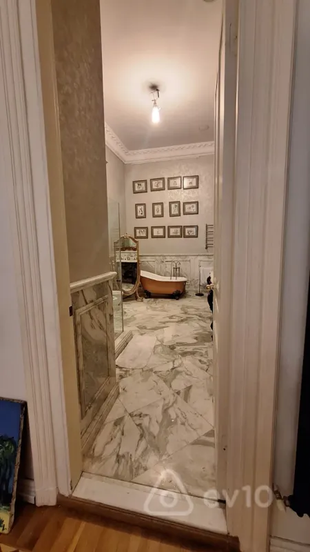 Satılır 6 otaqlı köhnə tikili 380 m²