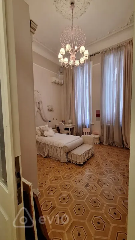 Satılır 6 otaqlı köhnə tikili 380 m²