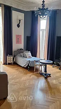 Satılır 6 otaqlı köhnə tikili 380 m²