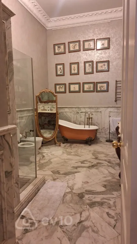 Satılır 6 otaqlı köhnə tikili 380 m²